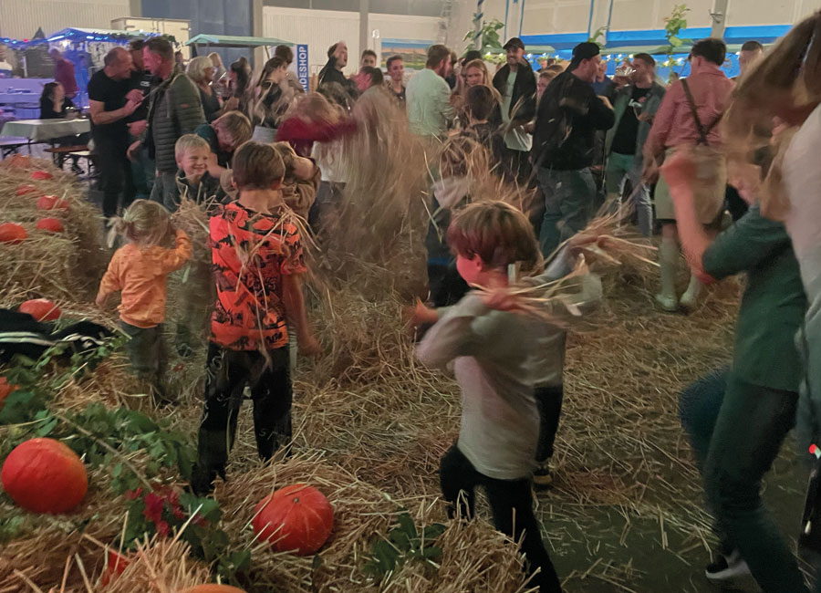 Karpfenfest Strohspiele